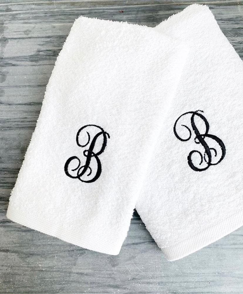 Asciugamani ricamati di lusso personalizzati Asciugamano da bagno per le  mani, iniziali asciugamani monogramma, anniversario di fidanzamento di  matrimonio regali di Natale per l'inaugurazione della casa -  Italia
